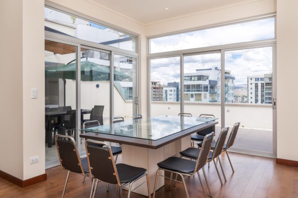 Amplio y lujoso penthouse amoblado en alquiler