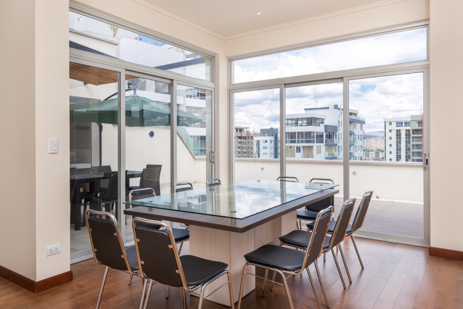 Amplio y lujoso penthouse amoblado en alquiler